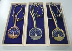 受賞企業への贈呈メダル